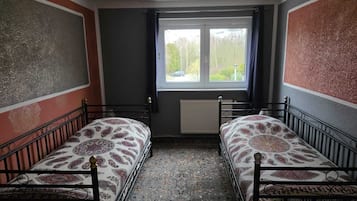 3 bedrooms, desk, iron/ironing board, free WiFi