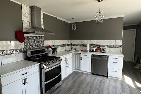 Kylskåp, mikrovågsugn, ugn och spishäll