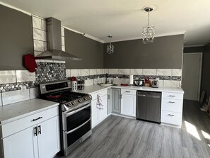 Een koelkast, een microgolfoven, een oven, een kookplaat