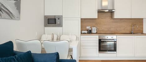 Kühlschrank, Mikrowelle, Ofen, Geschirrspüler