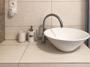 Ducha, secador de pelo, toallas, jabón