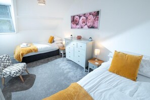 2 bedrooms, iron/ironing board, travel crib, free WiFi - Luxury Spacious Apartment in the heart of Bowness on Windermere - fantasic views (Bowness-on-Windermere)