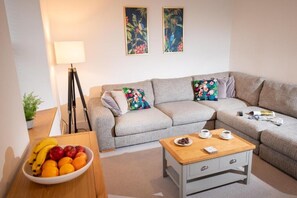 Smart TV, books, music library - Luxury Spacious Apartment in the heart of Bowness on Windermere - fantasic views (Bowness-on-Windermere)