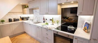 Luxury Spacious Apartment in the heart of Bowness on Windermere - fantasic views