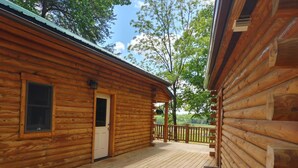 Eine Blockhütte mit einer Holzdiele und einer Tür.