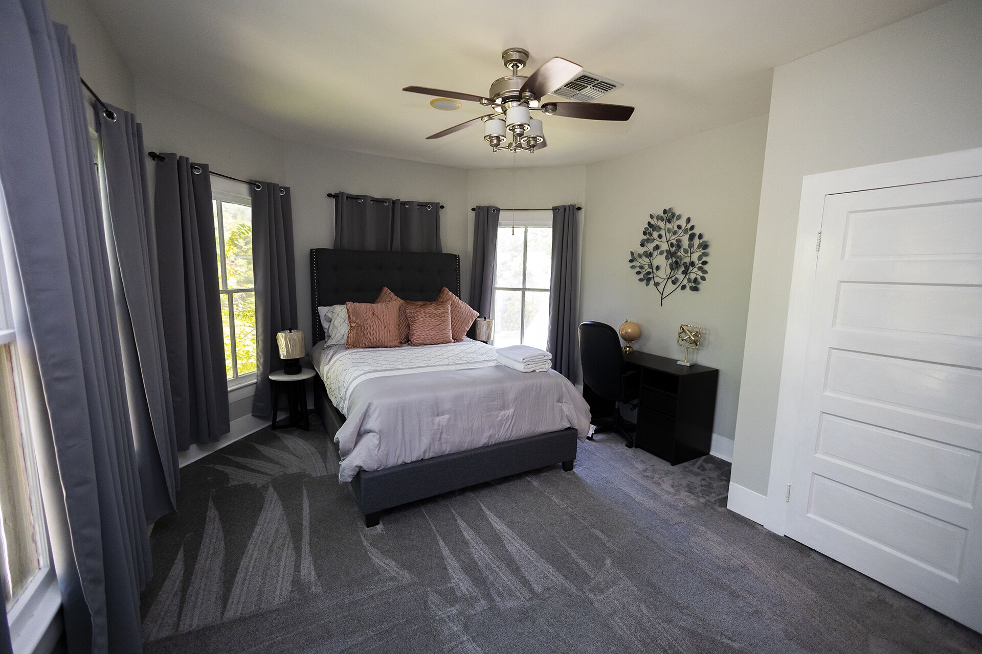 3 soverom, skrivebord, strykejern/-brett og wi-fi