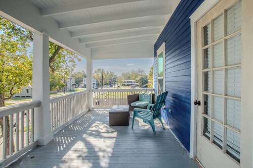 Large Home downtown Victoria by DeTar Hospital South and historical center