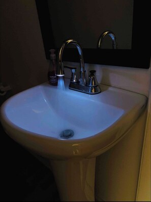 Een douche, een haardroger, handdoeken, zeep