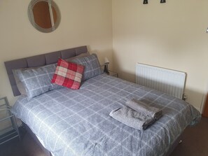 2 عدّة غرف نوم ومكواة/لوح كي وسرير سفر وواي فاي