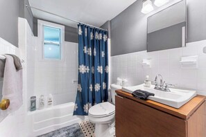 Dusche, Haartrockner, Handtücher, Shampoo