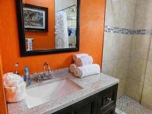 Douche, sèche-cheveux, serviettes fournies, savon