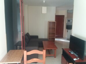 TV - Central apartment next to the La Nogalera train station. no noise zone (Torremolinos)