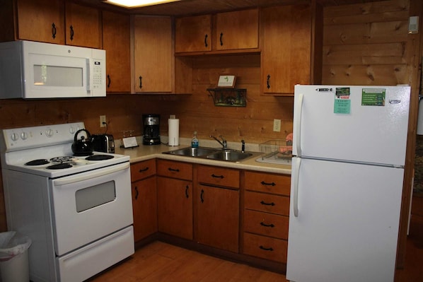 Refrigerador, microondas, horno y cafetera y tetera