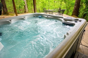 Outdoor spa tub - Lazy Lane Cabins - Tree-Top Chalet (Logan)