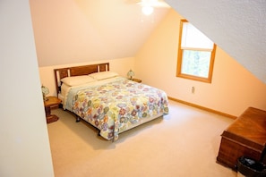 3 bedrooms, free WiFi, bed sheets - Lazy Lane Cabins - Tree-Top Chalet (Logan)