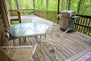 Outdoor dining - Lazy Lane Cabins - Tree-Top Chalet (Logan)