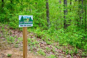 A sign for Lazy Lane Cabins Tree Top Chalet. - Lazy Lane Cabins - Tree-Top Chalet (Logan)