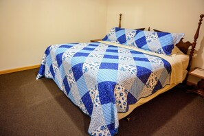 3 bedrooms, WiFi (free), bed sheets - Lazy Lane Cabins - Tree-Top Chalet (Logan)