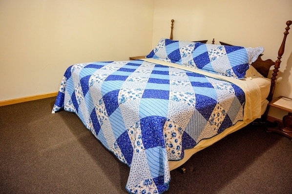 3 bedrooms, free WiFi, bed sheets - Lazy Lane Cabins - Tree-Top Chalet (Logan)
