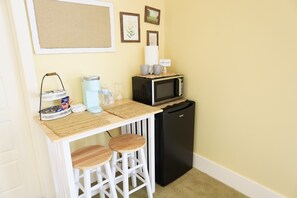 Interior - Massive Room - King Bed-Fireplace-10' Ceilings-50" Widescreen TV (Jefferson)