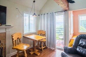 Smart TV, caminetto, videogiochi