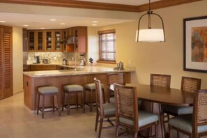 Een koelkast, een magnetron, een kookplaat, een vaatwasser