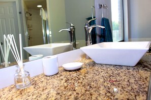 Ensemble douche/baignoire, sèche-cheveux, serviettes fournies, savon