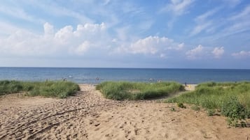 Beach nearby, sun-loungers, beach towels