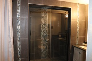 Combined shower/tub, hair dryer, towels, soap