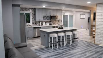 Jääkaappi, mikroaaltouuni, uuni, liesi