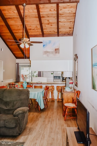 Relaxing family beach getaway – walk to the beach!