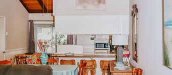 Relaxing family beach getaway – walk to the beach!