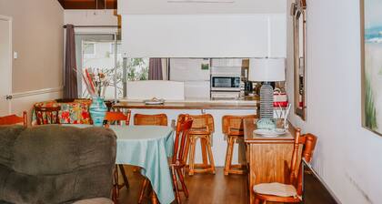 Relaxing family beach getaway – walk to the beach!