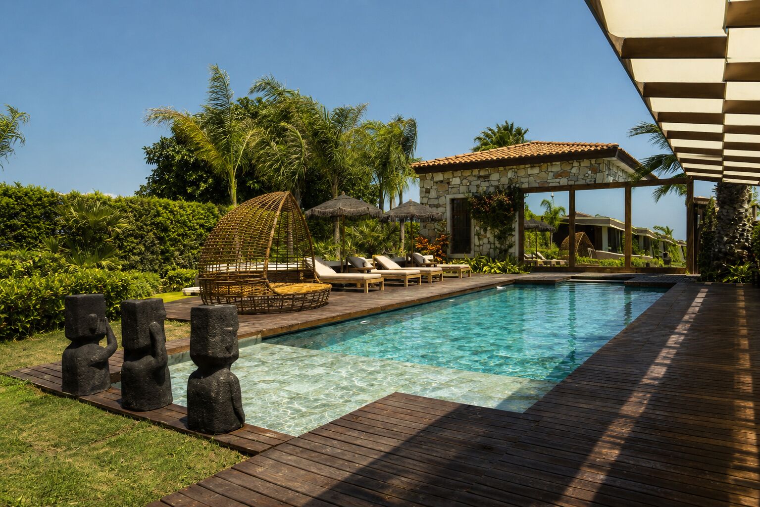 Una piscina al aire libre
