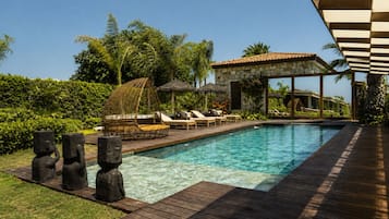 Una piscina al aire libre