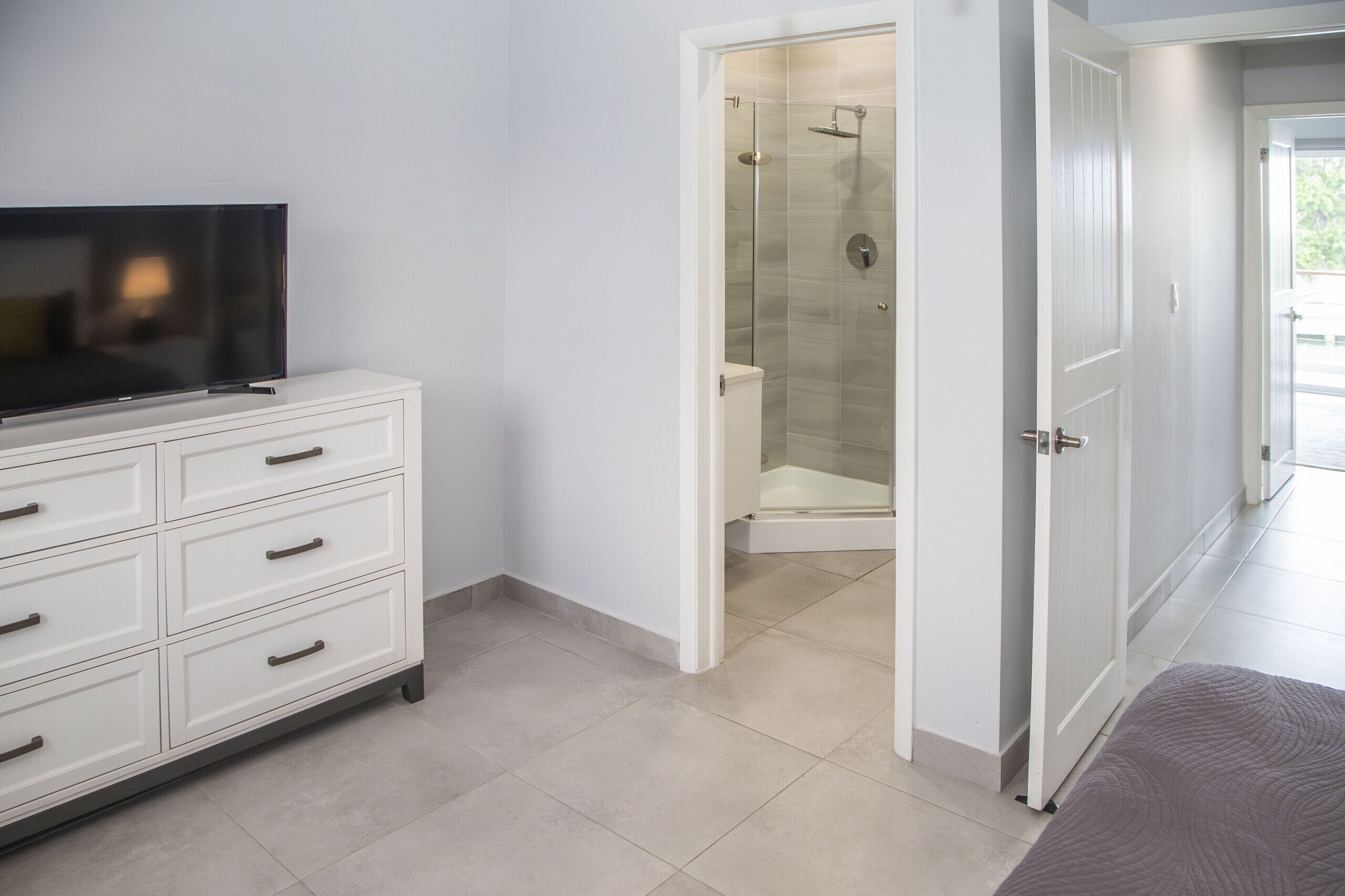 Douche, sèche-cheveux, serviettes fournies