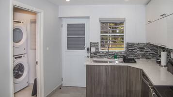 Refrigerador, microondas, horno y lavavajillas