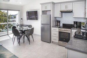 冰箱、微波炉、烤箱、电热水壶