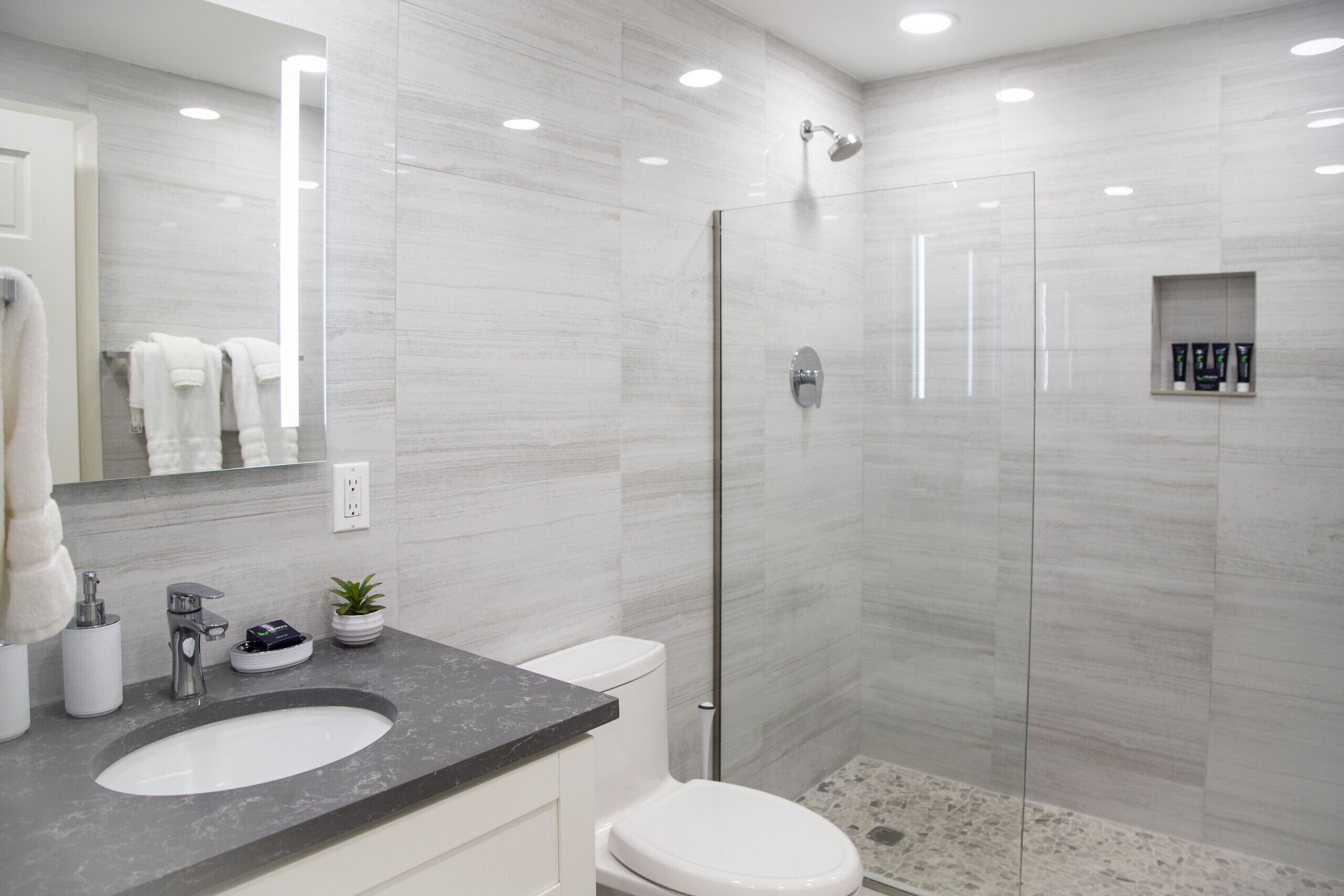 Ducha, secador de pelo, toallas