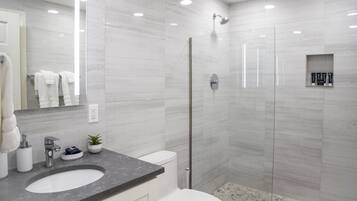 Ducha, secador de pelo, toallas