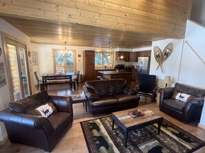 Smart TV, chimenea, futbolito y tenis de mesa 