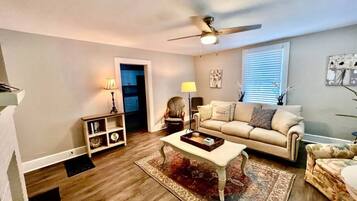 Télévision, baby-foot, livres