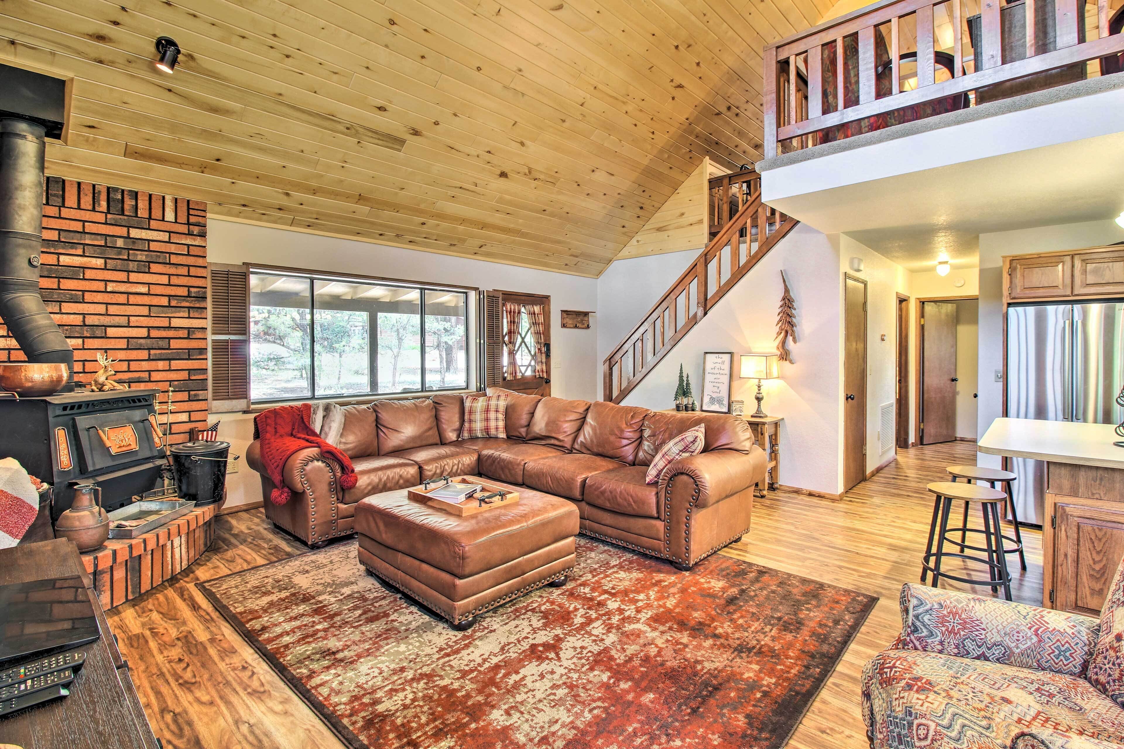 Heber-Overgaard Cabin w/ Deck, Porch & Grill!