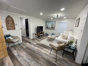 Smart TV, lettore DVD, tavolo da calcetto