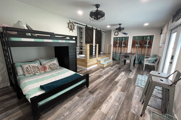 3 makuuhuonetta, työpöytä, silitysrauta/-lauta, vauvan matkasänky