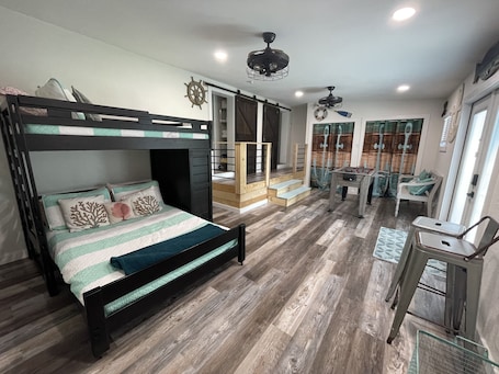 3 bedrooms, desk, iron/ironing board, travel crib. Coastal Cottage Retreat / Foosball table / Firepit / 4 min to beach / Pets OK