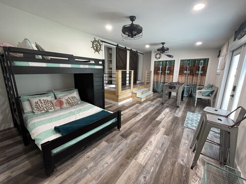 Bayview Cheerful Cottage-4 min from the beach!! Pet friendly!