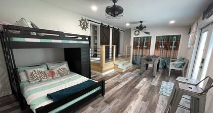 Coastal Cottage Retreat / Foosball table / Firepit / 4 min to beach / Pets OK