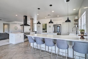 Refrigerador, parrilla de estufa, lavavajillas y utensilios de cocina