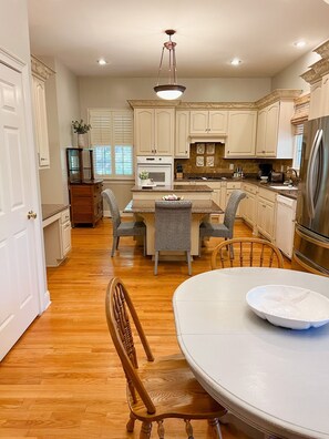 Dining - COASTAL HEAVEN!!! Spacious home w great outdoor living space w fireplace/TV (Isle of Palms)